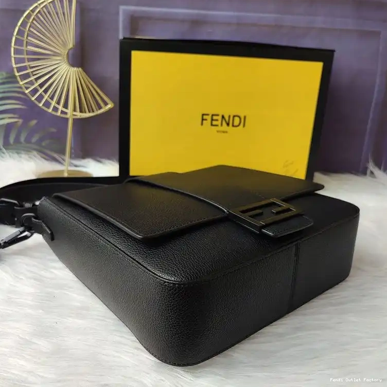 Vintage HOT Messenger Black Leather In Romano Fendi Cuoio Medium Baguette 0416
